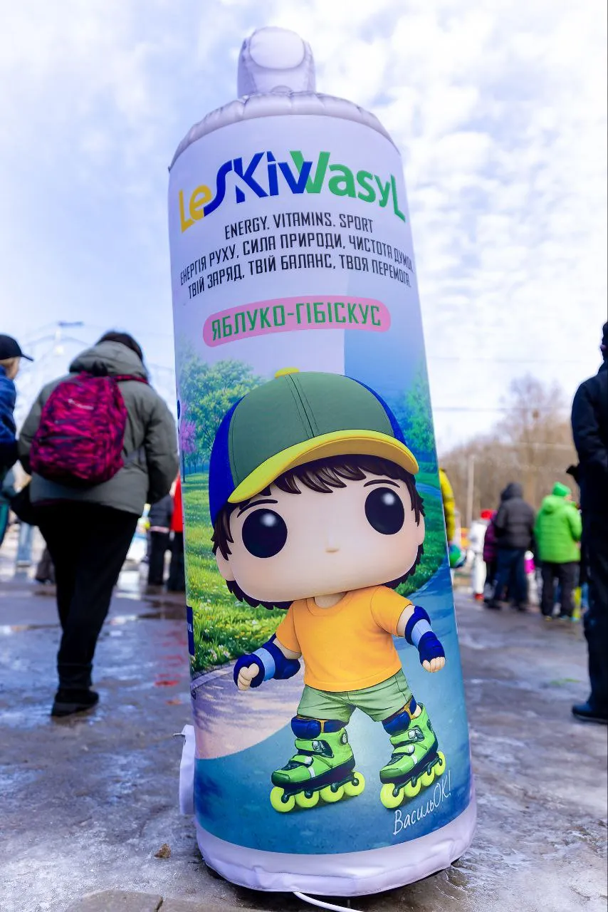 LeSKIvVasyL Junior — промо-фігура яблуко